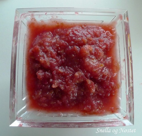 Ferdig kokt eple- og tytebærsyltetøy tilsett litt sukker