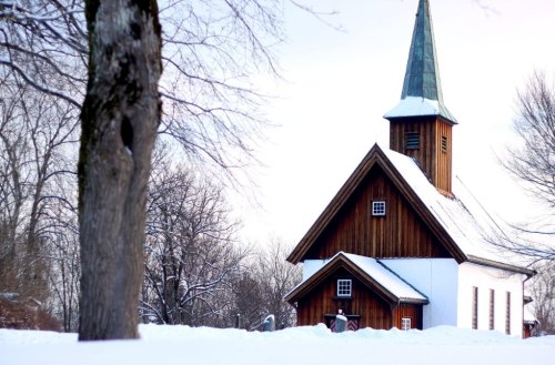 kyrkje i vinterdrakt